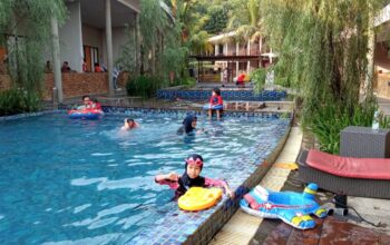 Hotel NEO+ Green Savana Sentul City, Fasilitas Kolam Renang Di Depan Kamar Hotel