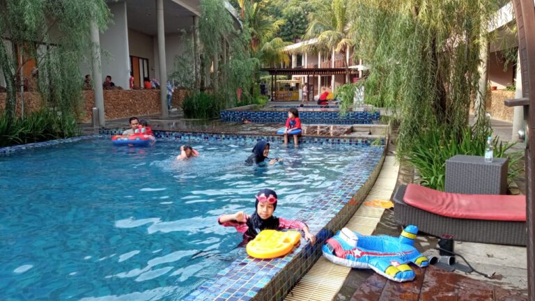 Hotel NEO+ Green Savana Sentul City, Fasilitas Kolam Renang Di Depan Kamar Hotel