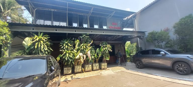 Red Soldadu, Cafe Pinggir Kali Ciliwung Yang Segar