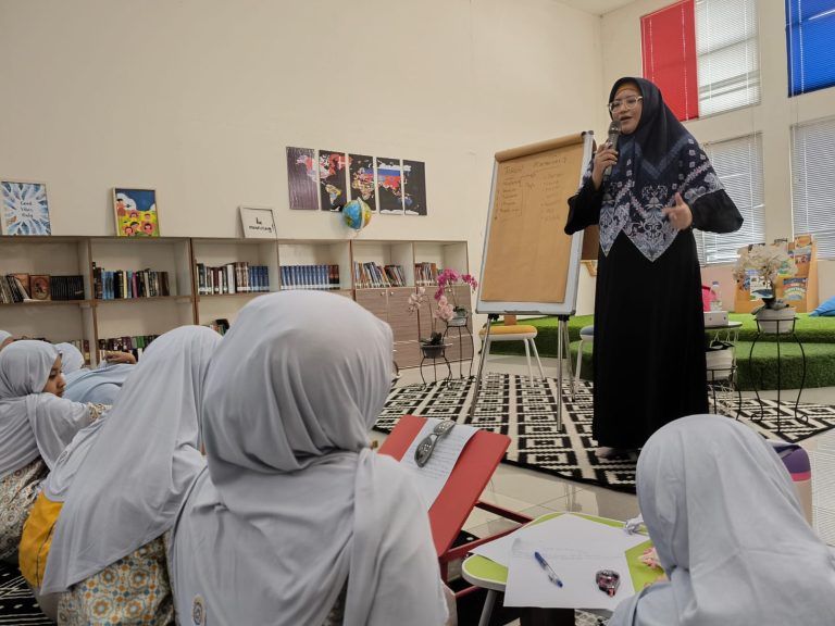Pelatihan Literasi Kak Achi TM di Nizamia Elementary School
